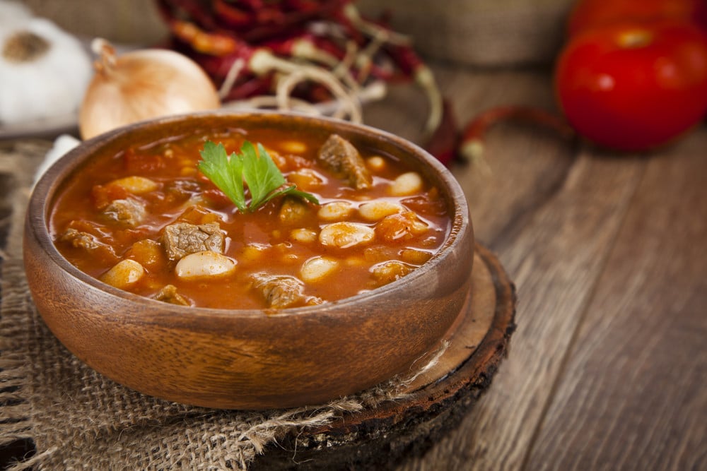 Bohnensuppe mit Fleisch und Gemüse