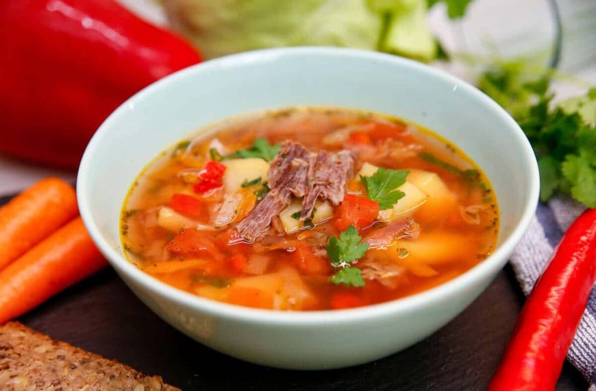Borschtsch – Rindfleischsuppe mit rote Beete, Kohl und Möhren