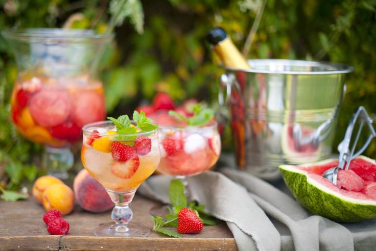 Bowle mit Erdbeeren, Pfirsichen, Weißwein und Sekt