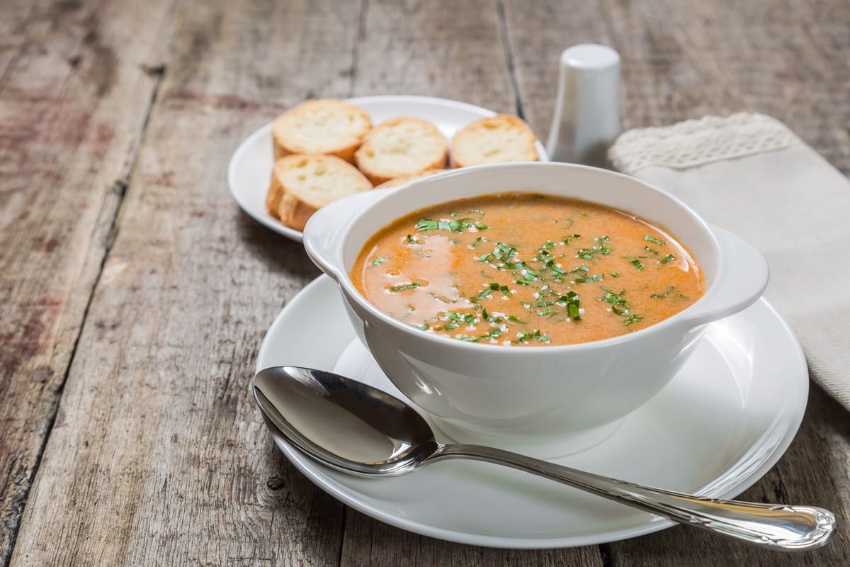 Brasilianische Garnelensuppe mit Pilzen und Gemüse