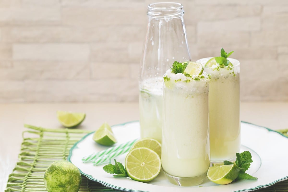 Brasilianische Limetten Limonade mit gezuckerten Kondensmilch