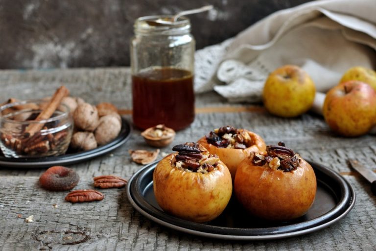 Einfacher Bratapfel Rezept mit Walnüssen, Zimt und Honig