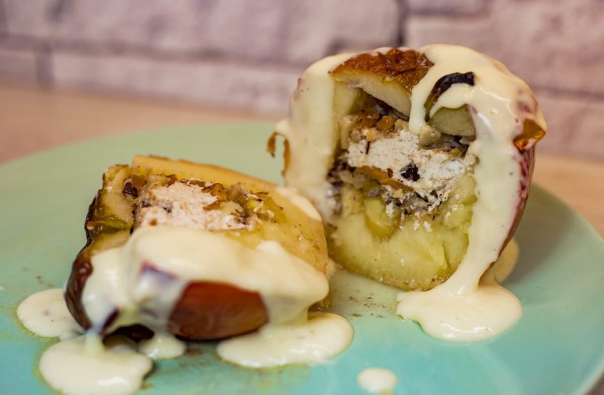 Bratapfel mit Nüssen und selbstgemachter Vanillesoße