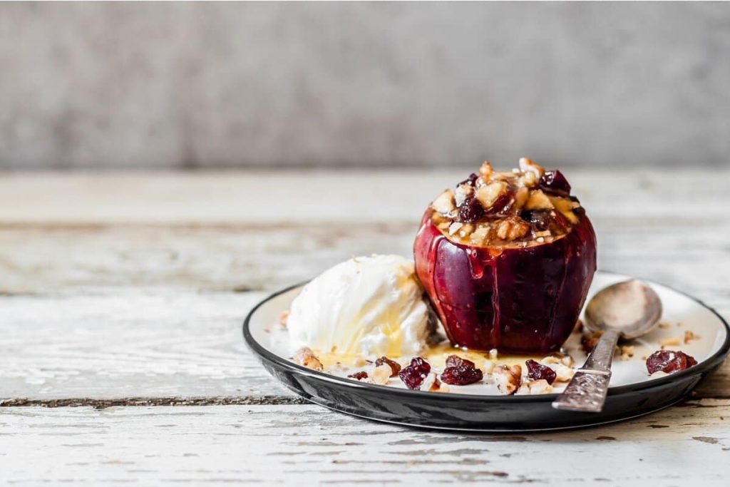 Bratapfel mit Rosinen und Nüssen im Backofen