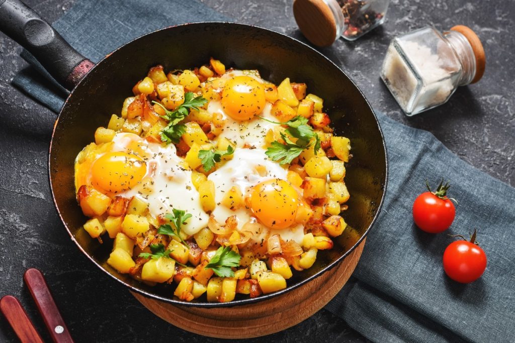 Bratkartoffeln mit Spiegeleiern und Zwiebeln