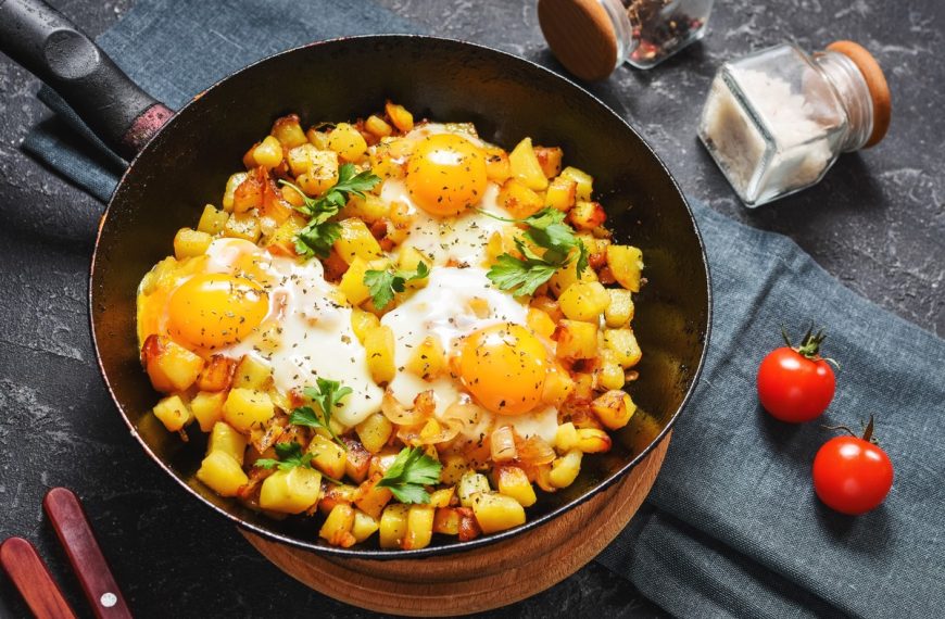 Bratkartoffeln mit Spiegeleiern und Zwiebeln