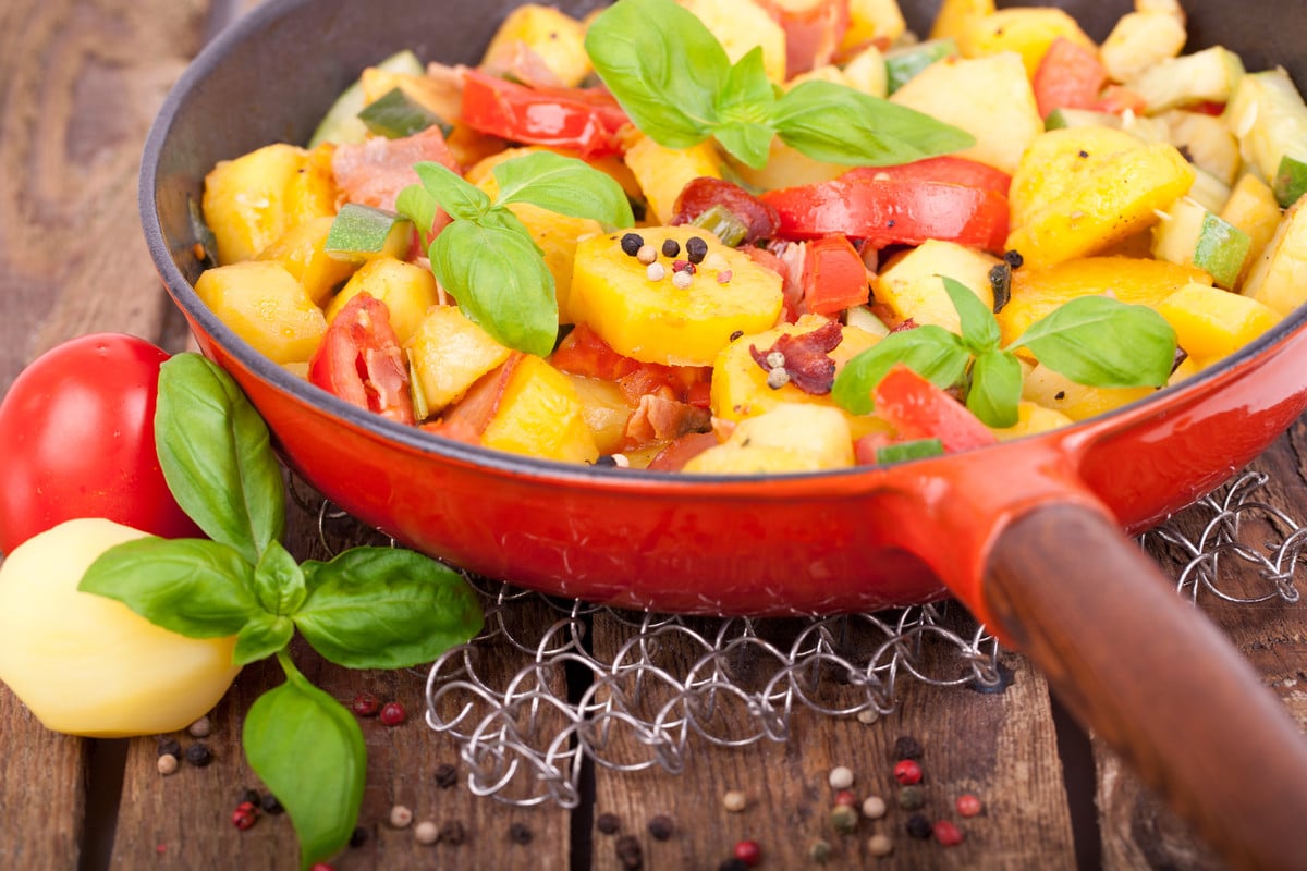 Bratkartoffeln mit Tomaten, Zucchini und roten Zwiebeln