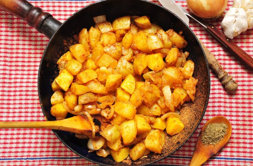 Bratkartoffeln mit gekochten Kartoffeln aus der Pfanne