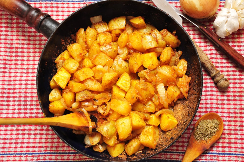 Bratkartoffeln mit gekochten Kartoffeln aus der Pfanne