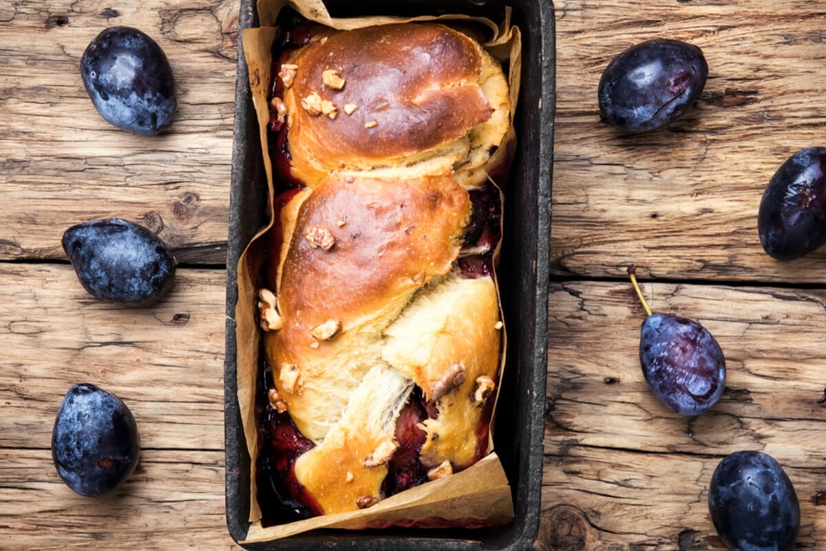 Brioche Hefezopf mit Pflaumen und Nüssen