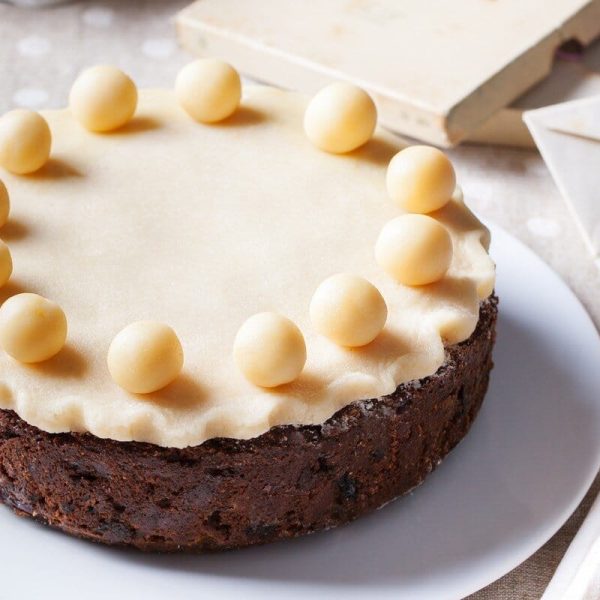 Britischer Kuchen mit Trockenfrüchten und Marzipan