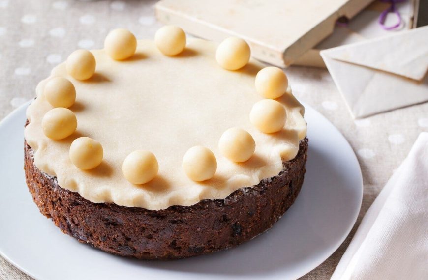 Britischer Kuchen mit Trockenfrüchten und Marzipan