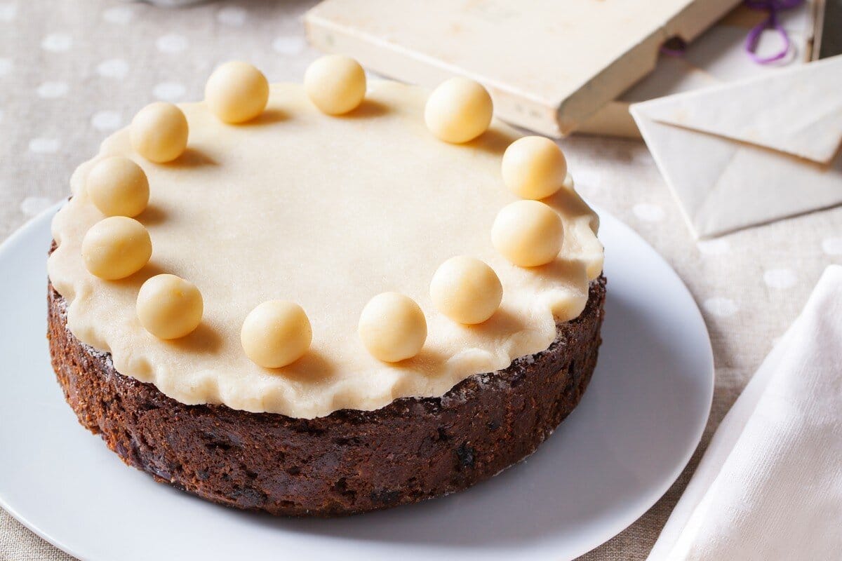 Britischer Kuchen mit Trockenfrüchten und Marzipan