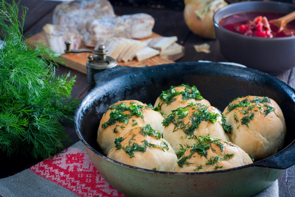 Brötchen mit Knoblauch und Kräutern selber machen