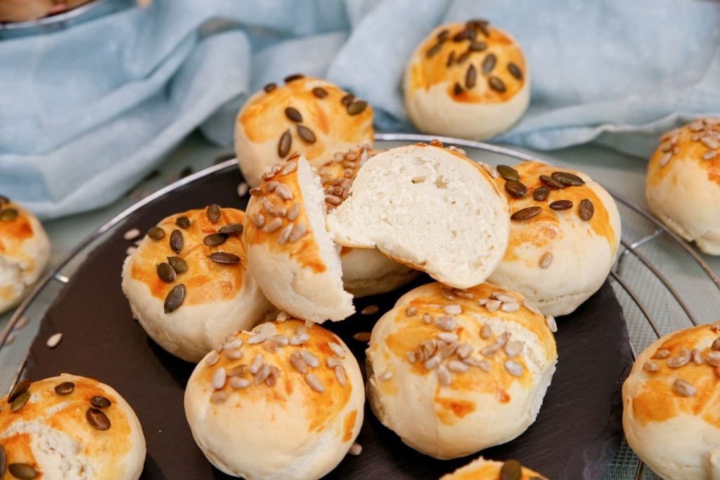 Brötchen mit Sonnenblumenkernen und Kürbiskernen – Partybrötchen