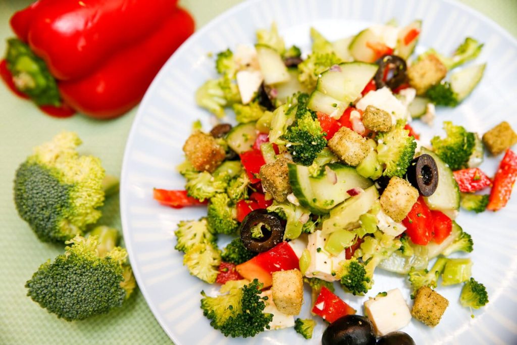 Griechischer Salat mit Paprika, Gurken und Feta