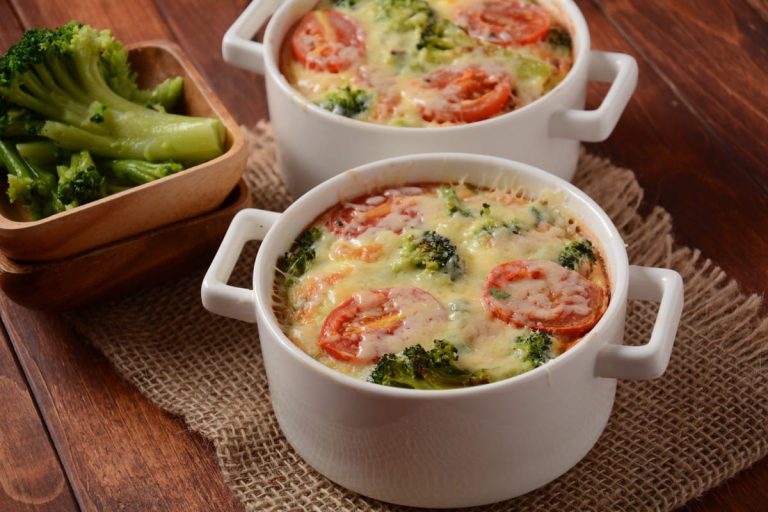 Brokkoliauflauf mit Wurst, Tomaten und Käse überbacken