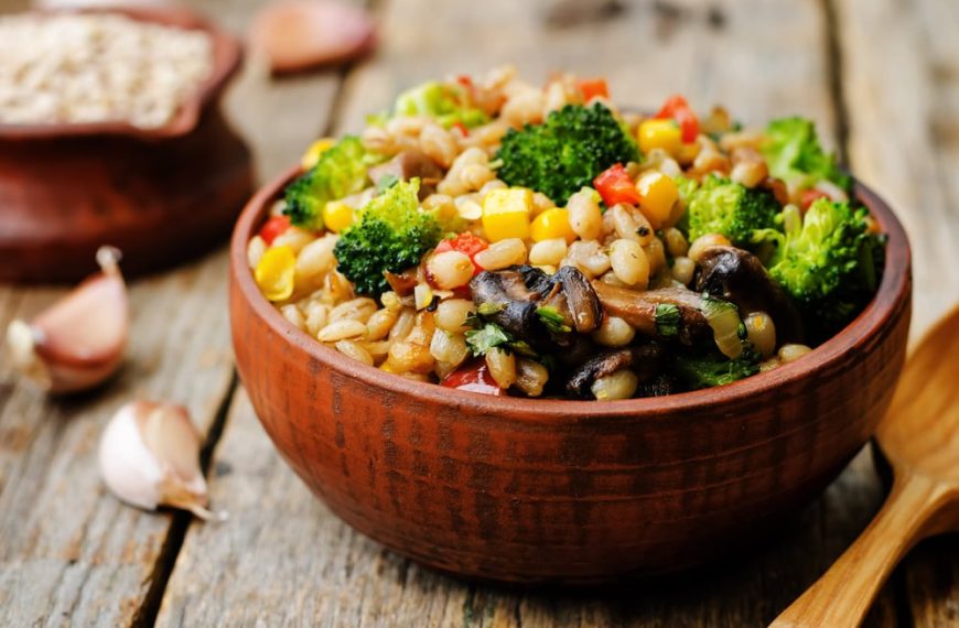 Brokkolisalat mit Perlgraupen, Mais, Champignons und Paprika