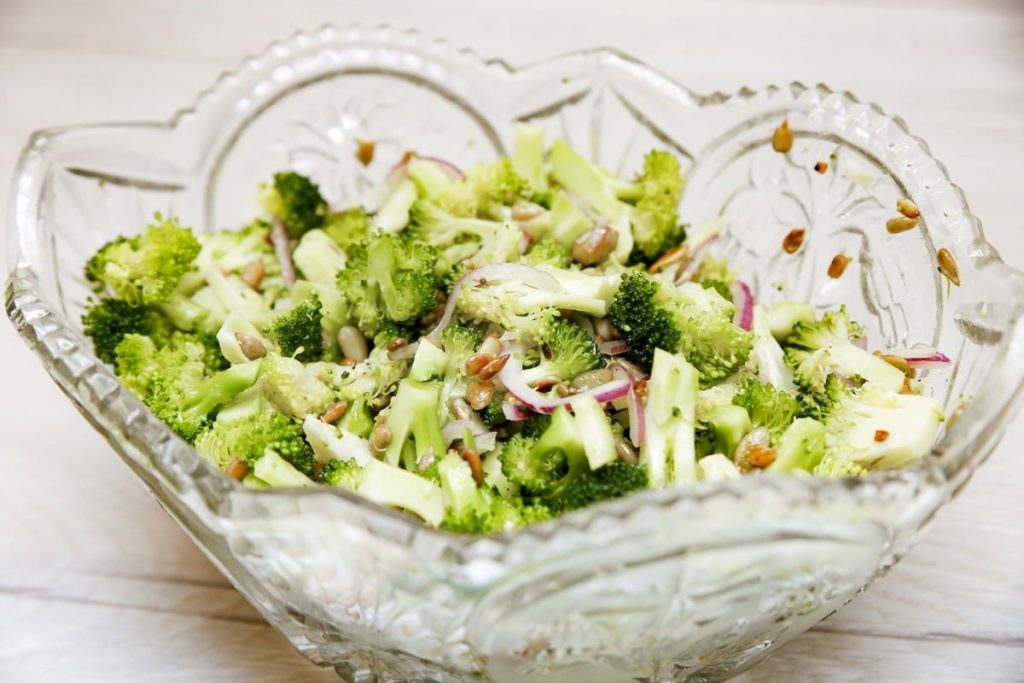 Brokkolisalat mit Zwiebeln, Sonnenblumenkernen und Honig Senf Dressing