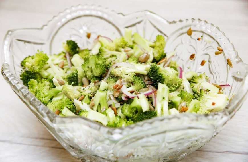 Brokkolisalat mit Zwiebeln, Sonnenblumenkernen und Honig Senf Dressing