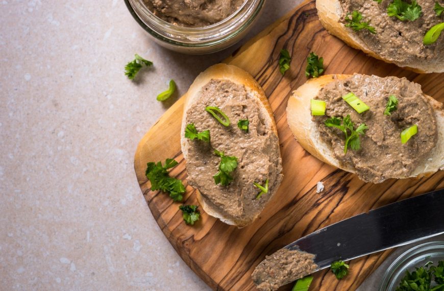Brotaufstrich aus Rinderleber mit Frischkäse und Knoblauch