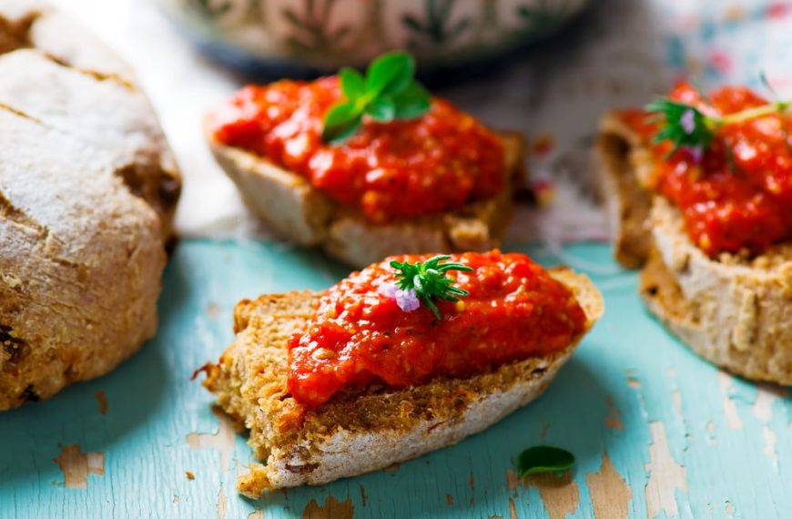 Brotaufstrich mit gegrillten Paprika, Knoblauch und Pinienkernen