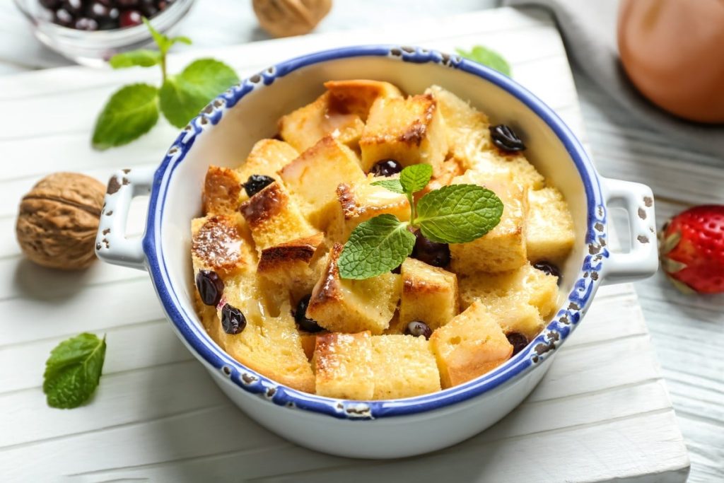 Brotpudding mit Vanille Eiscreme – Süßer Brotauflauf als Nachtisch