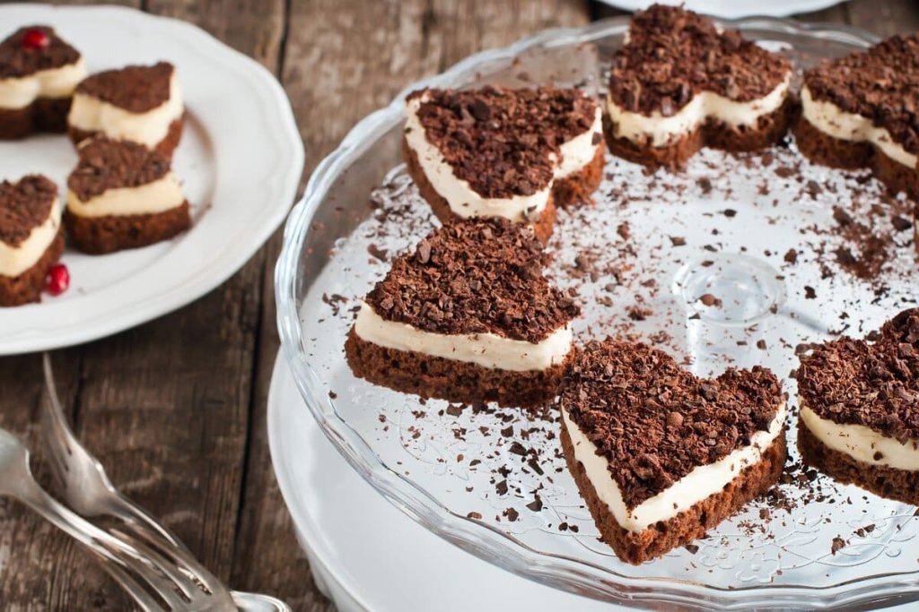 Brownie Herzen mit Sahnecreme und Schokolade zum Valentinstag