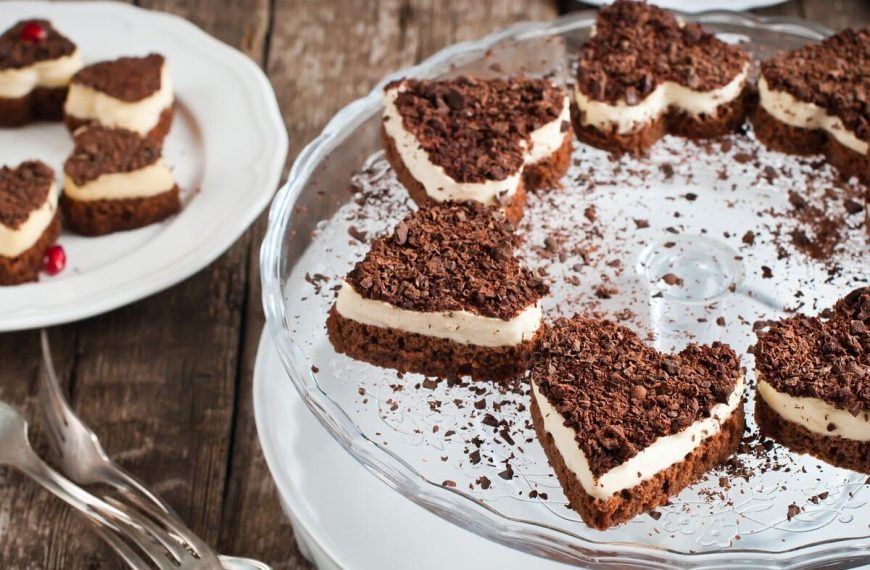 Brownie Herzen mit Sahnecreme und Schokolade zum Valentinstag