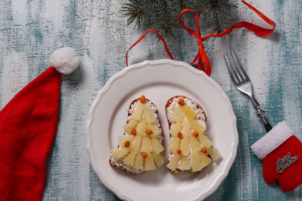 Bruschetta Ananas mit Käsesalat und Krabbenstäbchen