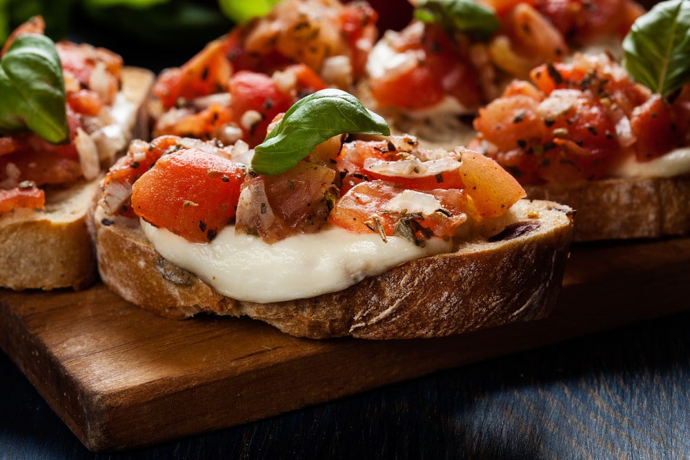 Bruschetta Brot mit Tomaten und Mozzarella überbacken