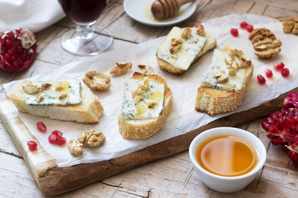 Bruschetta mit Blauschimmelkäse, Nüssen und Honig