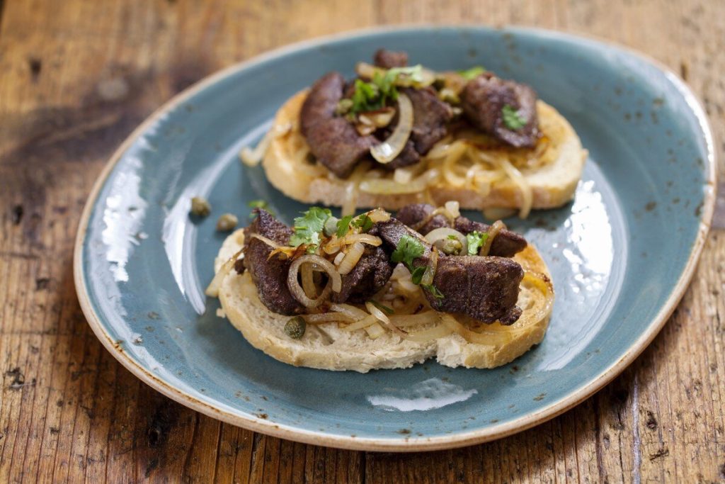 Bruschetta mit Hühnerleber und Zwiebeln