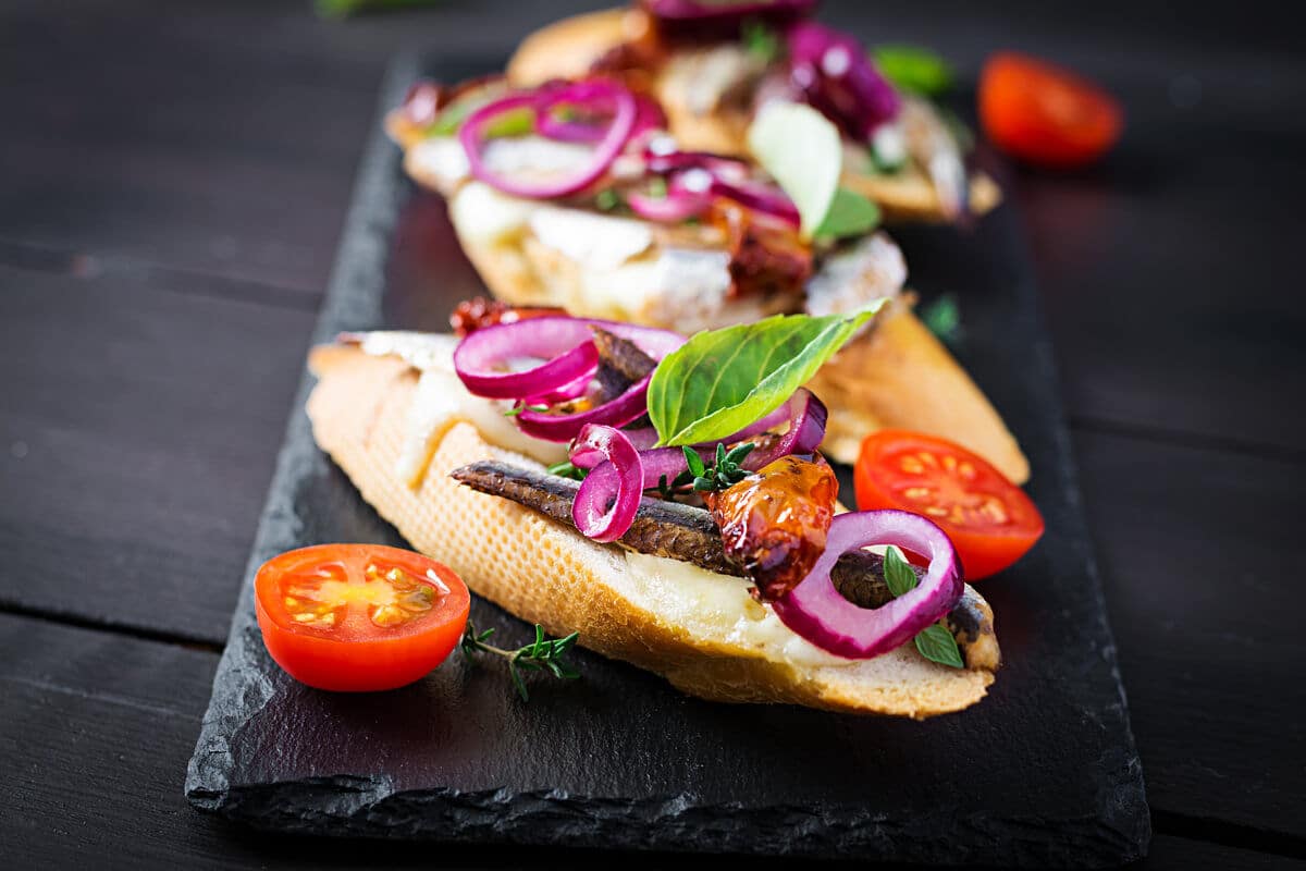 Bruschetta mit Sprotten, Mozzarella und getrockneten Tomaten