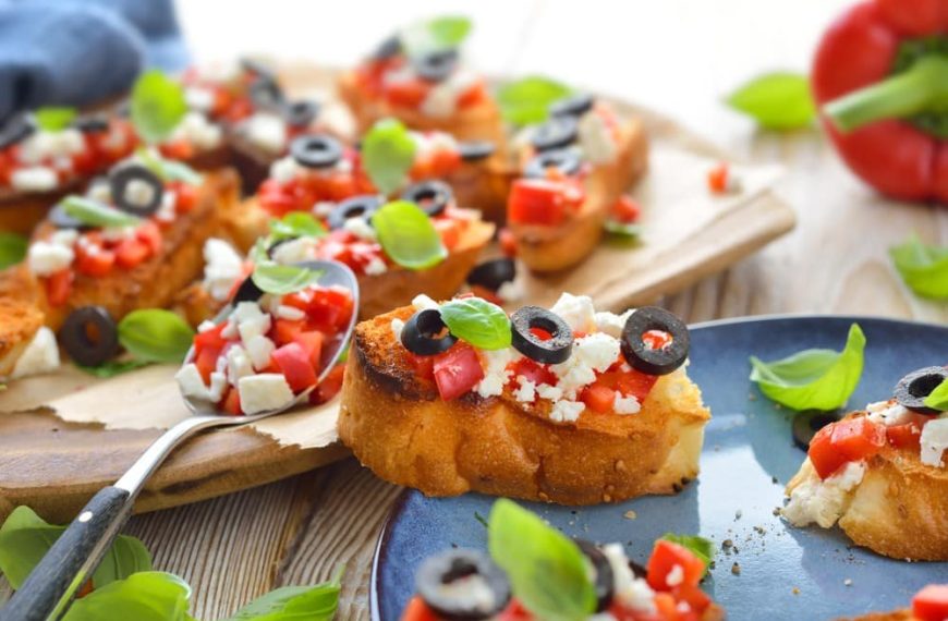 Bruschetta mit Tomaten und Schafskäse selber machen