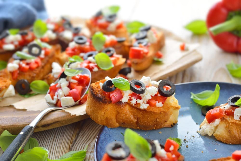 Bruschetta mit Tomaten und Schafskäse selber machen