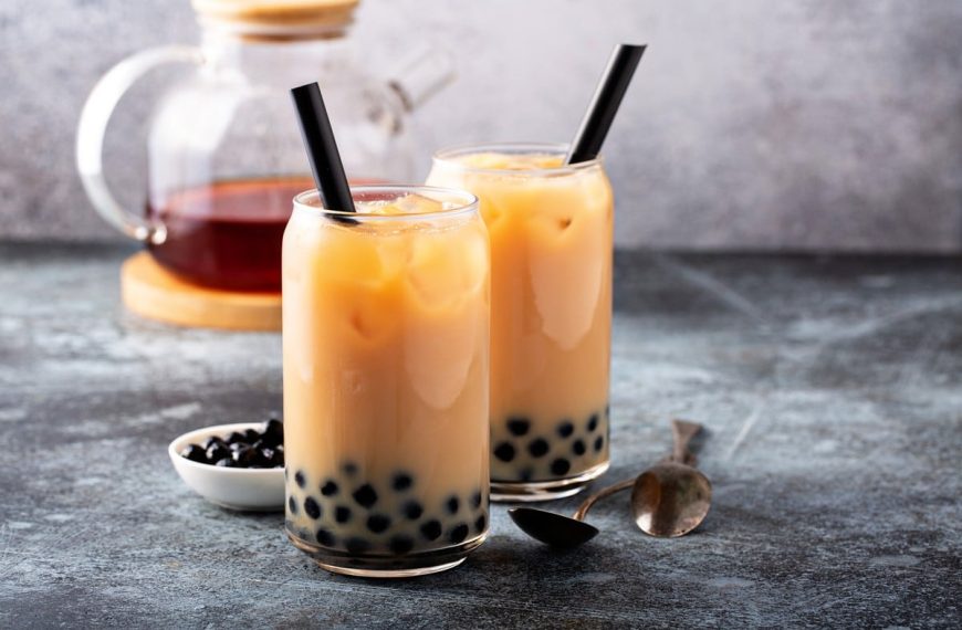 Bubble Tea mit Schwarztee, Milch und Tapiokaperlen