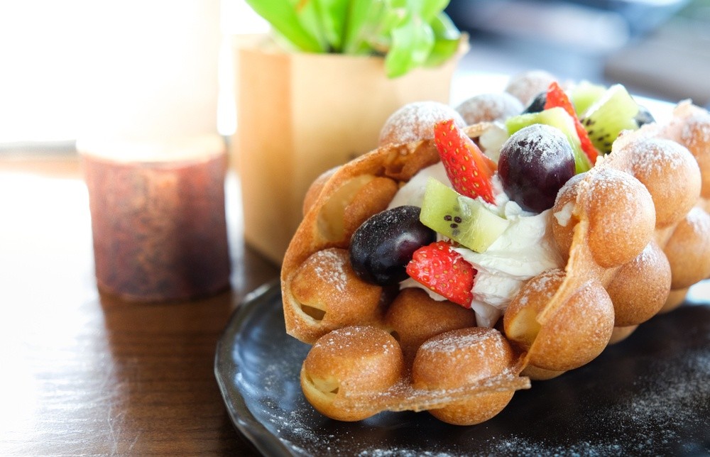 Bubble Waffle mit Eiscreme und Früchten