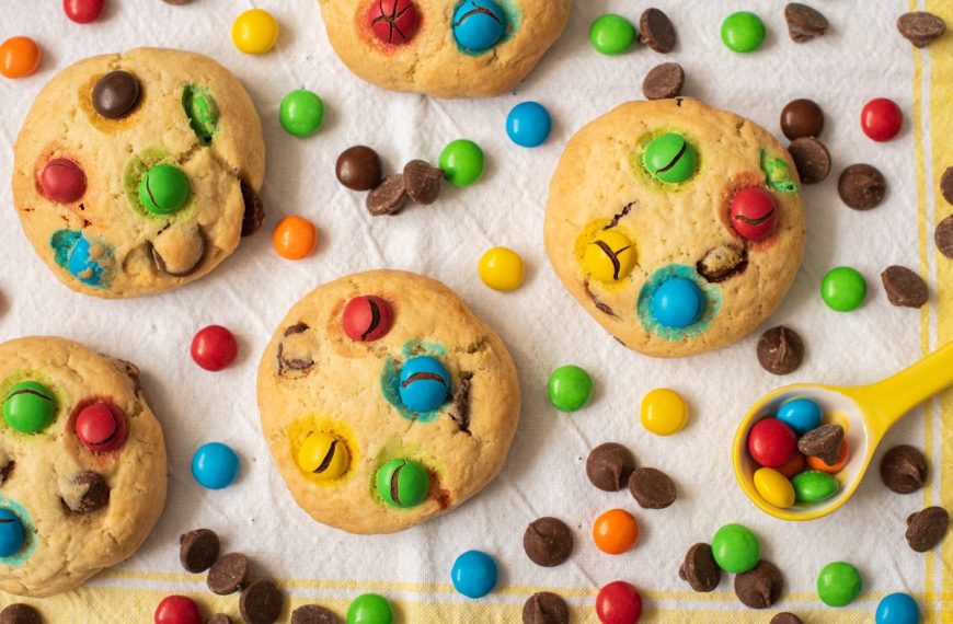 Bunte Cookies mit Schokolinsen zum Fasching