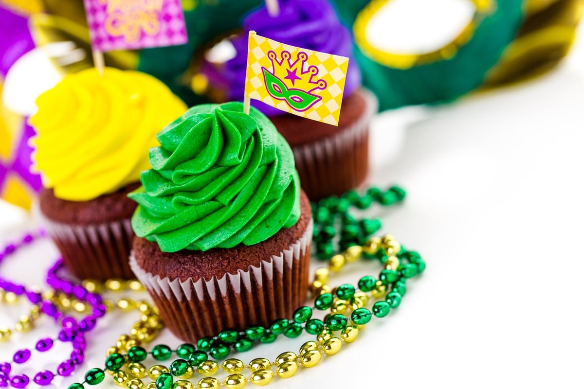 Bunte Cupcakes mit Buttercreme zum Karneval