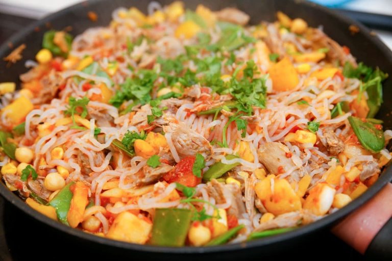 Bunte Aspik Eier mit Hühnerbrühe, Schinken, Paprika und Mais Bunte Aspik Eier mit Hühnerbrühe, Schinken, Paprika und Mais