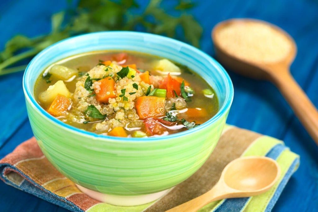 Bunte Gemüsesuppe mit Quinoa und Kräutern