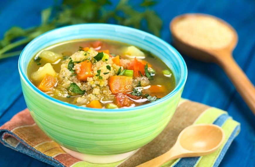 Bunte Gemüsesuppe mit Quinoa und Kräutern