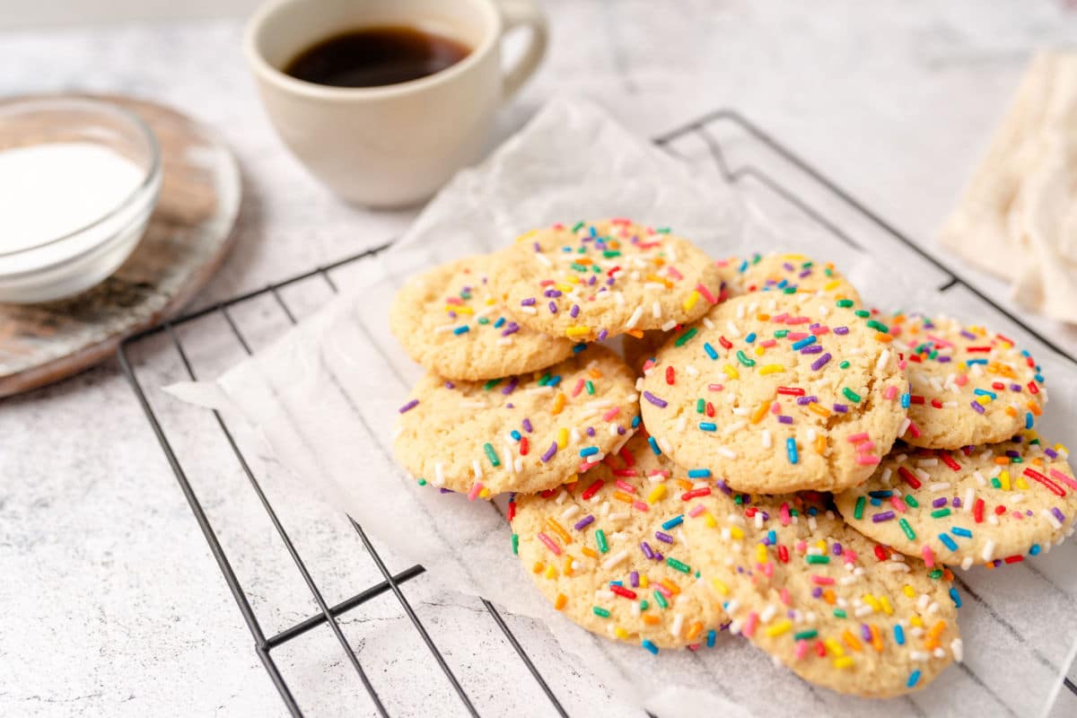 Bunte Kekse mit Zuckerstreuseln zum Kaffee