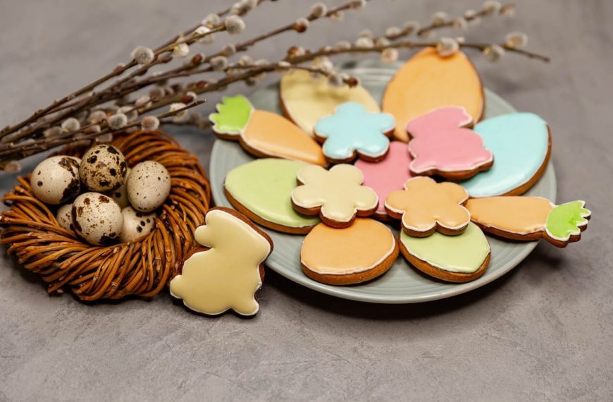 Bunte Osterkekse mit Zuckerglasur