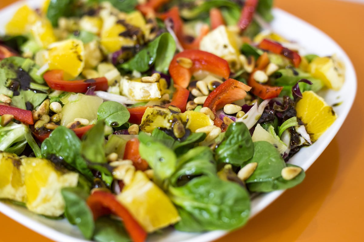 Bunter Feldsalat mit Orange, Kiwi und Paprika