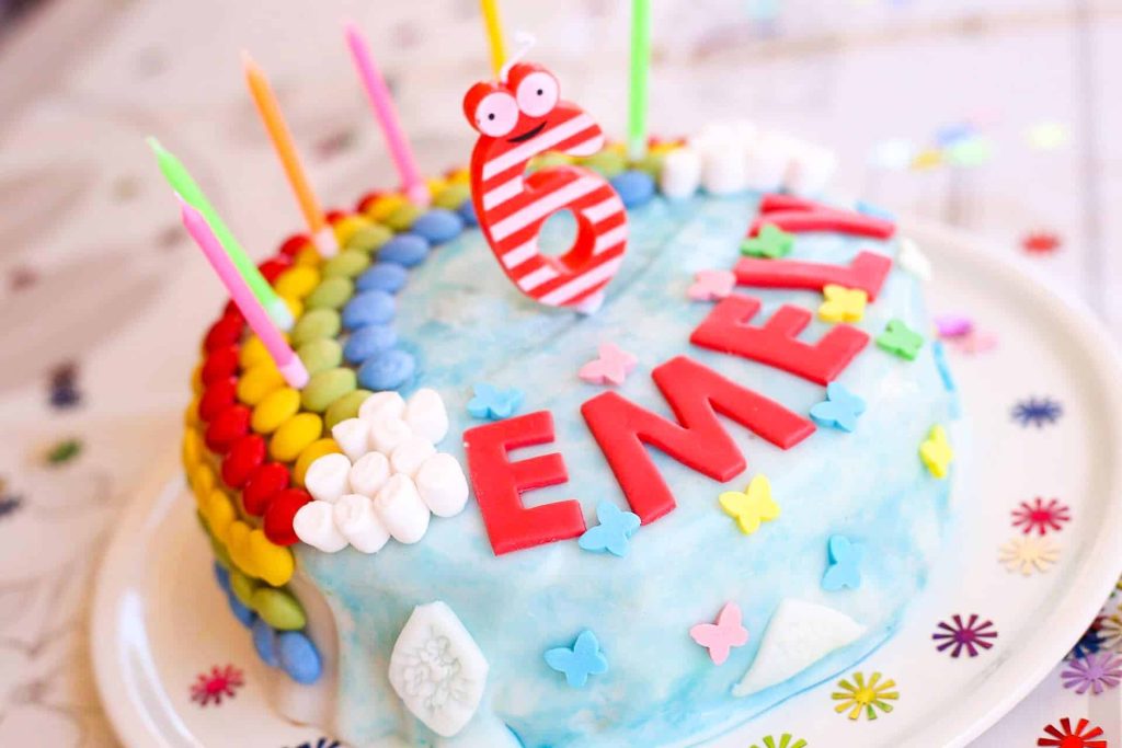 Bunter Fondant Regenbogenkuchen - Geburtstagskuchen mit Smarties