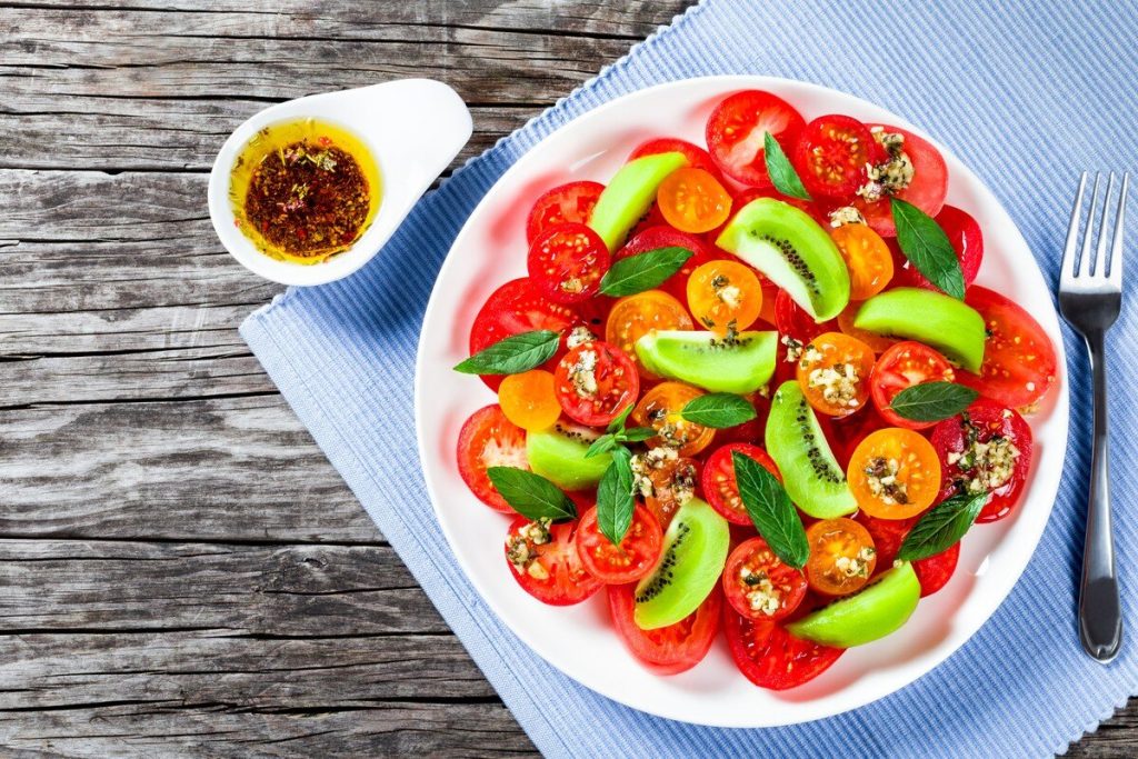 Bunter Tomatensalat mit Kiwi