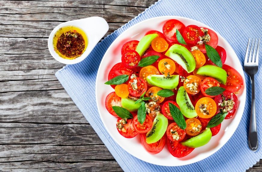 Bunter Tomatensalat mit Kiwi, Käse und Zitronendressing