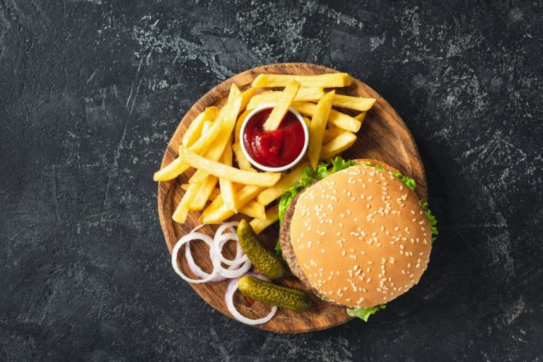 Schnelle Pilzpfanne mit gebratenen Kartoffeln und Zwiebeln